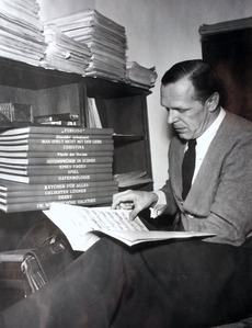 Grothe in seinem Notenarchiv, Frühe 1950er-Jahre