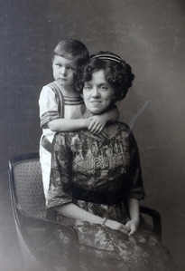 Franz Grothe mit Mutter Bertha, ca. 1911