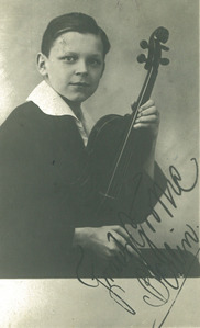 Jugendfoto mit Geige auf Postkarte, gestempelt am 10. August 1921