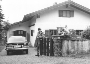 Grothe vor seinem Haus in Bad Wiessee, 1960er-Jahre
